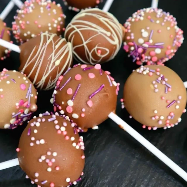 Chocolate-coated cake pops with sprinkles and drizzle - Popcakes Ottawa