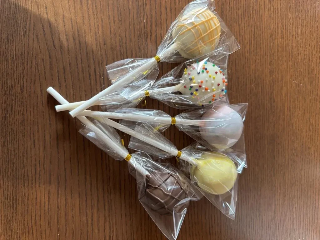 Bundle of wrapped cake pop favours in assorted flavours - Popcakes Ottawa